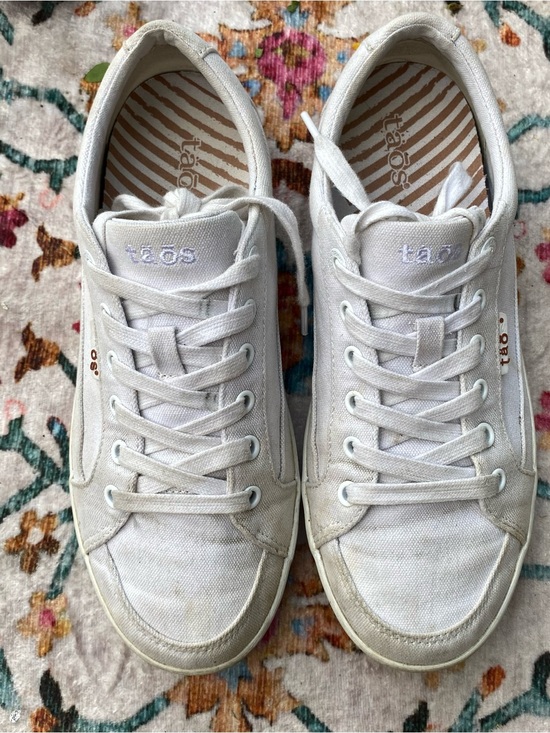 Taos Footwear Shoes - Taos Footwear White Canvas Athletic Sneakers Sz.9
